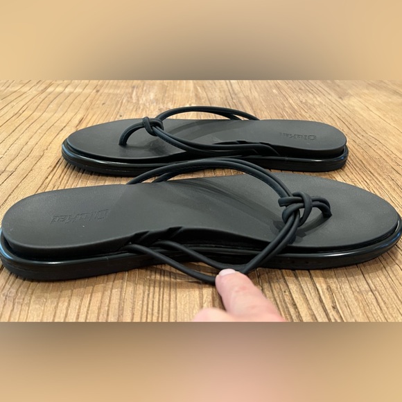 Women’s Olukai Aka, with Tags, Size 8, black, sleek thong sandal - Picture 6 of 8